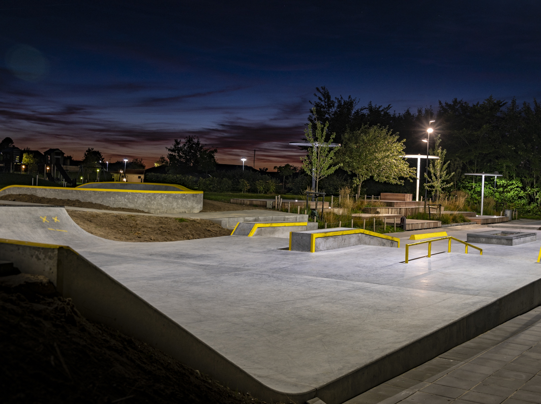Øster Bjerregrav Aktivitetspark og skatepark i aftenlys